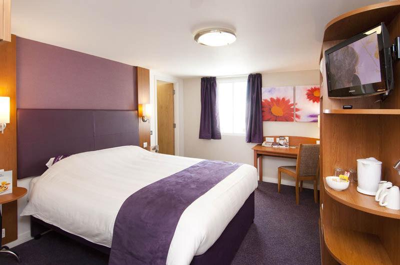 Premier Inn Manchester Bury Exterior foto